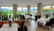 Hotellets restaurant serverer tyske specialiteter og har en hyggelig terrasse med udsigt
