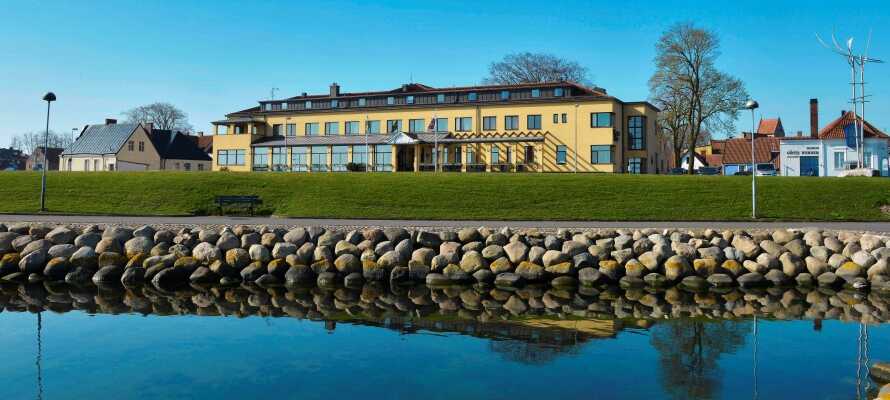 Hotell Svea ligger skønt på havnefronten, men samtidig centralt i den idylliske by Simrishamn.