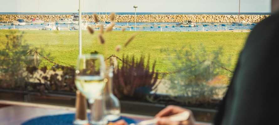 På hotellet kan I nyde en middag i smukke og rolige omgivelser med udsigt til havet.