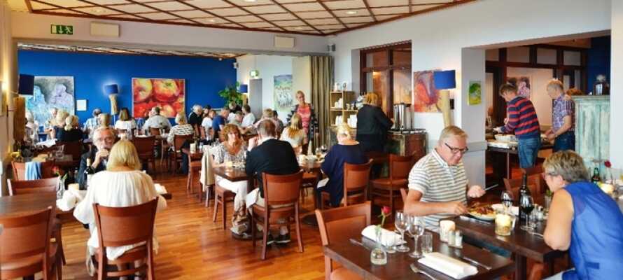 Den hyggelige restaurant har udsigt over havet og er populær blandt byens borgere.