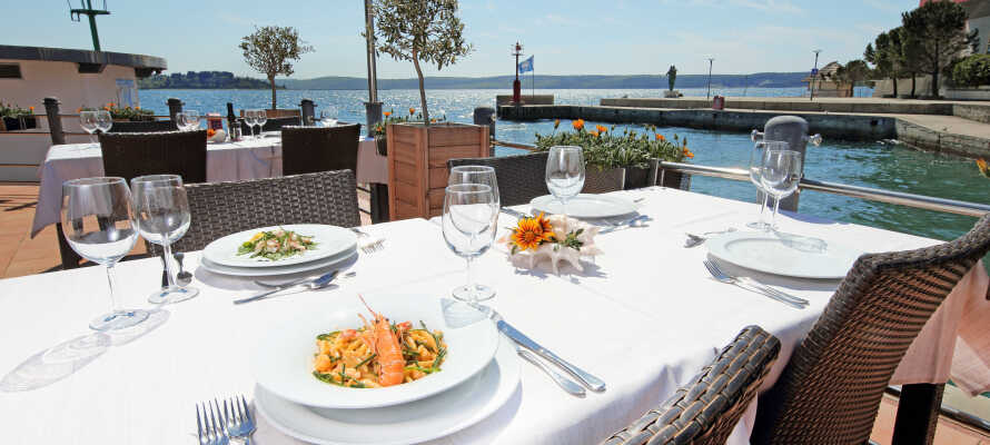 Middag kan nydes på den fine terrasse med udsigt ud over havet.