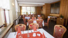 Hotellets anmelderroste restaurant serverer både regionale og internationale retter. 