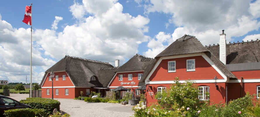Tyrstrup Kro erbjuder en äkta dansk kro-känsla med idylliska omgivningar nära jylländska Christiansfeld.