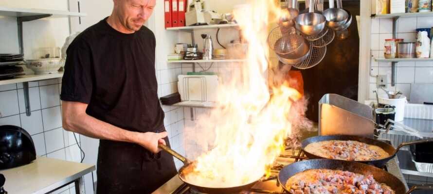 Køkkenchefen står for den dejlige danske, klassiske kromad som serveres i en let og uformel atmosfære i den hyggelige restaurant.