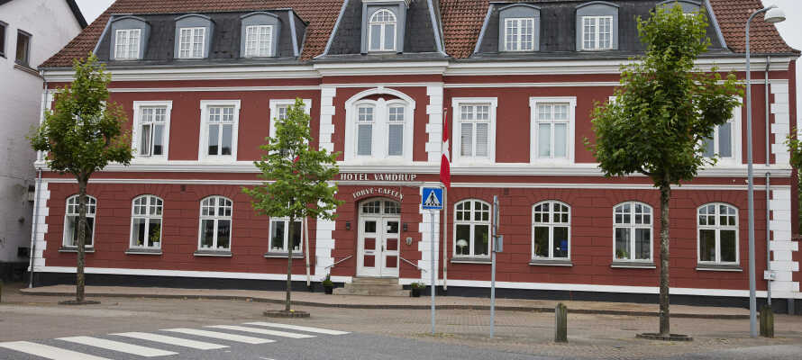 Hotellet ligger midt i Vamdrup by, tæt på Kolding, Vejle, Billund og Ribe.
