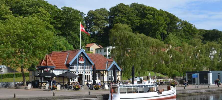 En kort køretur fra hotellet ligger Silkeborg, hvor I kan tage en tur med Hjejlen og opleve naturen omkring Gudenåen.