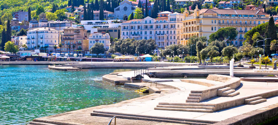 I bor i Opatija, som både tilbyder byliv og afslapning ved Adriaterhavet.