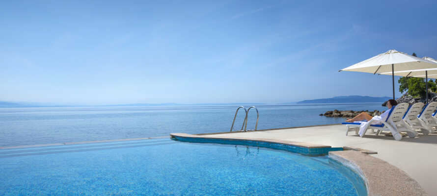 Hotellets private cementstrand lige ud til Adriaterhavet.