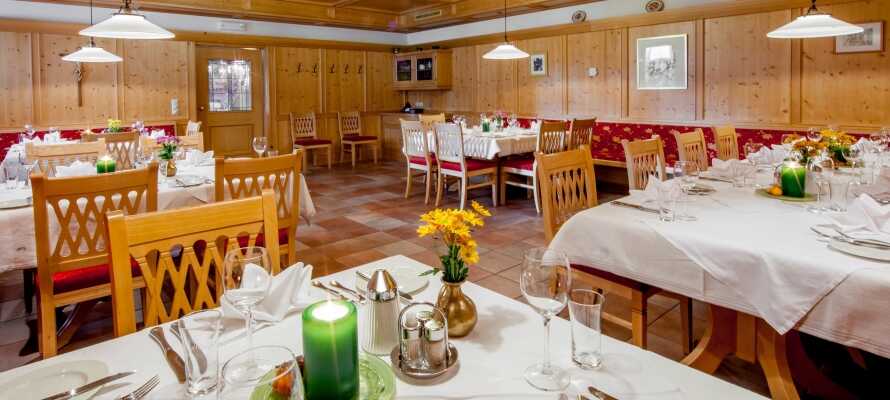 Om aftenen serveres et udvalg af såvel internationale retter, som traditionelle tyrolske retter i den stemningsfulde restaurant.