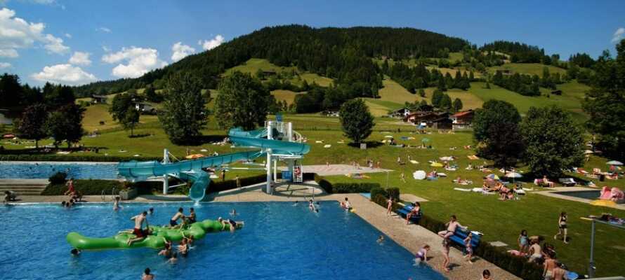 Nyd de varme sommerdage i det nærliggende Wildschönau Friluftsbad.