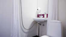 Badeværelserne på standardværelserne er simple og funktionelle.