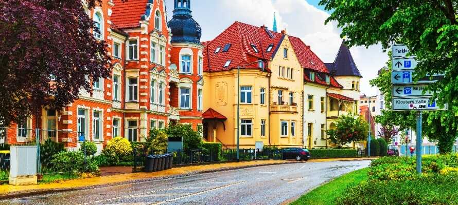 Nyd en dejlig gåtur i den smukke gamle bydel i Schwerin, der er fyldt med charmerende huse.