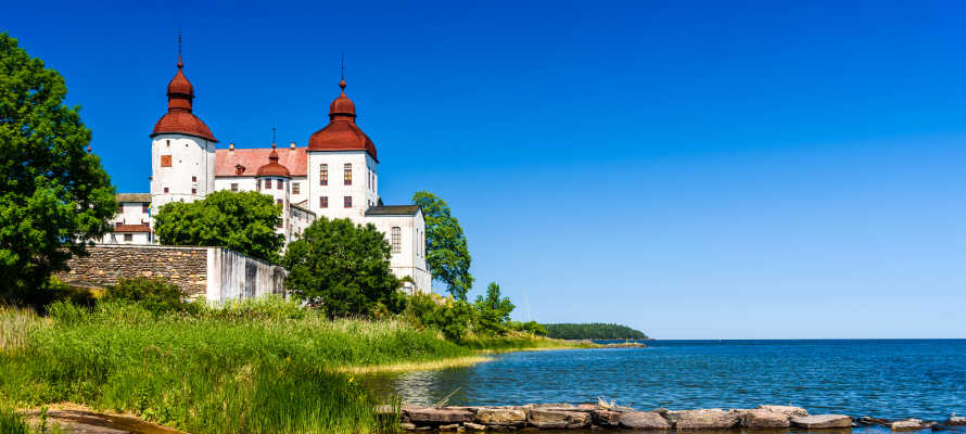 Tag en hyggelig udflugt til det imponerende Läckö Slot, som ligger skønt ved Vänern.