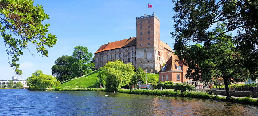 Her bor I tæt på centrum i Kolding hvor I bl.a. kan besøge det historiske kongeslot, Koldinghus, som har en spændende historie.