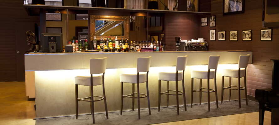 I hotellets lounge bar kan I nyde en drink om aftenen efter en lang dags sightseeing.