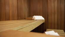 Slap af efter en lang dag, og lad kroppen komme til hægterne i saunaen.