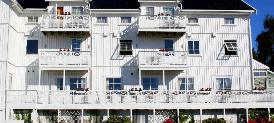 Hotellet har en skøn beliggenhed i landsbyen Færvik, blot nogle få hundrede meter fra Spornes Strand