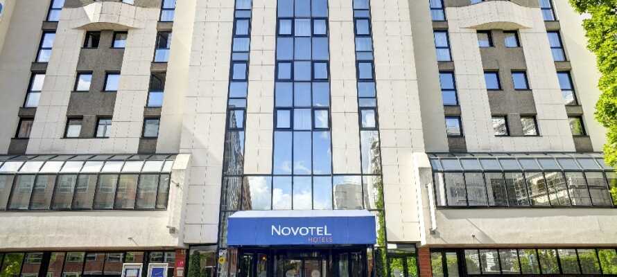 Fra Novotel Paris er der kun 100 m til offt. transport, der tager jer direkte ind til centrum.