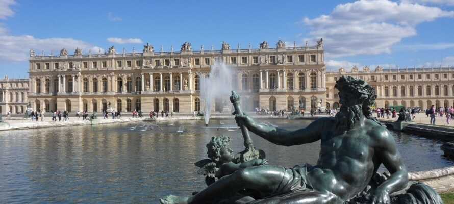 Lige udenfor byen ligger det imponerende Versailles kongeslot med den berømte spejlsal og de imponerende slotshaver.
