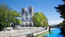 Notre Dame kirken har en vidunderlig beliggenhed centralt i byen og lige ved Seinen.