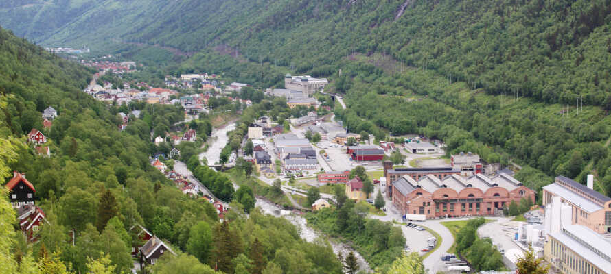 Besøg Rjukan, som var byen hvor den dramatiske Vermork-aktion fandt sted under 2. verdenskrig - det unikke sted har siden 2015 været på UNESCOs verdensarvsliste.