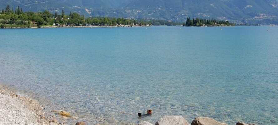 Hotellet ligger skønt i feriebyen Manerba del Garda, blot omkring hundrede meter fra Gardasøens sydvestlige bred.