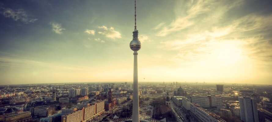 Oplev Berlin! Se alle de berømte vartegn såsom Berlinmuren, Museumsinsel, Brandenburger Tor, domkirken og Rigsdagen.