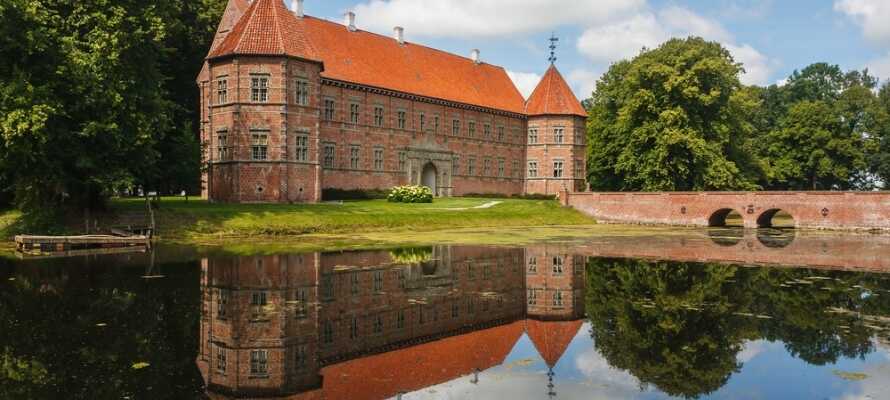 Se et af Danmarks bedst bevarede renæssanceslotte, Voergaard Slot, der blev bygget i 1500-tallet.