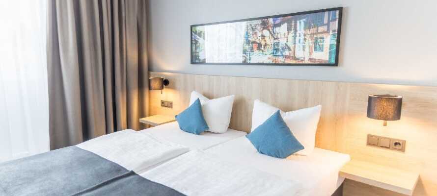 Hotellets værelser er lyse og moderne indrettet og skaber en god base for jeres ophold