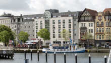 Hotellet ligger centralt vid hamnen i Flensburg.