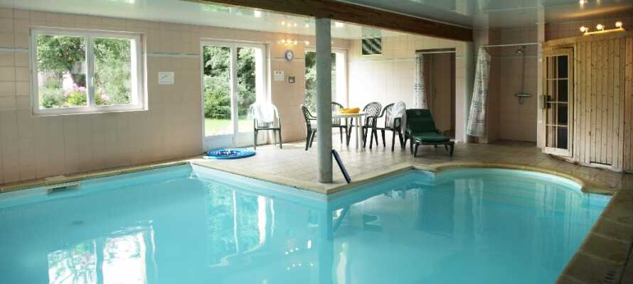Hvis I trænger til afslapning kan I nyde en stund i hotellets indendørs pool og efterfølgende få varmen i saunaen.