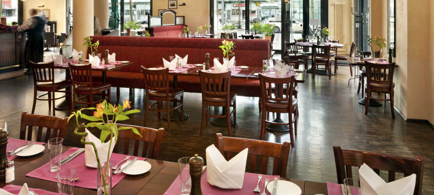 Hotellets restaurant byder på regionale og internationaler specialiteter i en hyggelig atmosfære.