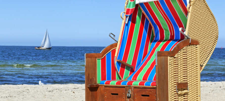 Der er ikke langt til stranden og de behagelige  strandstole. Husk at få badetøjet med når turen går til Kiel.