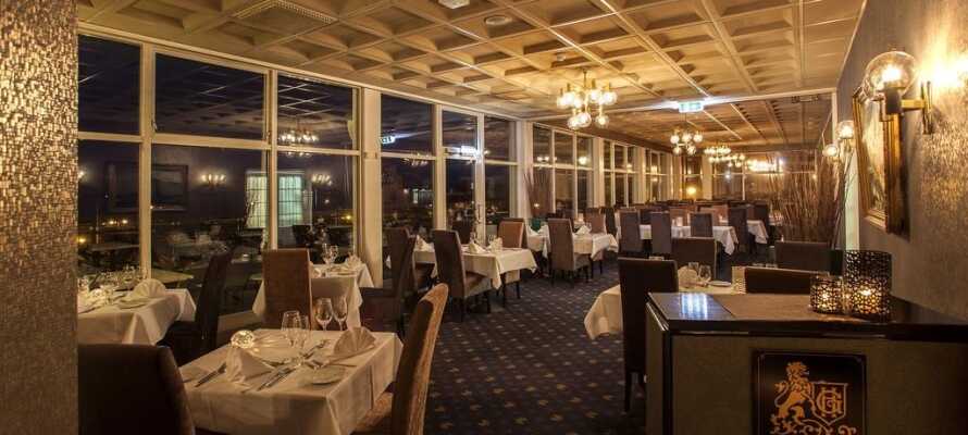 I kan spise middag i hotellets restaurant med udsigt til Oslofjorden og købe en drink i den hyggelige lounge bar.