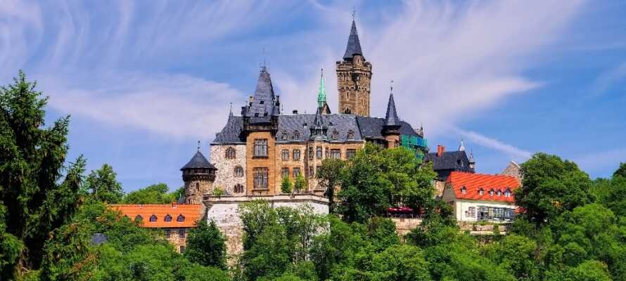 Besøg den farverige by ved Harzen, Wernigerode og Wernigerode slot. Slottet troner højt oppe over byen.