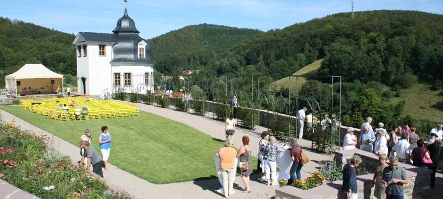 Stolberg Slot ligger på en bakketop i udkanten af byen. Tag en tur i slotsparken og nyd den smukke natur.
