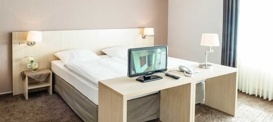 Alle hotellets værelser er lyse og rummelige, og tilbyder masser af plads at slappe af på.