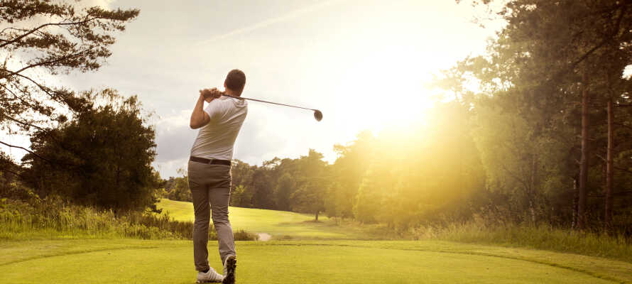 Der findes to flotte golfbaner indenfor kort afstand, og hotellet tilbyder god rabat på Green Fee.
