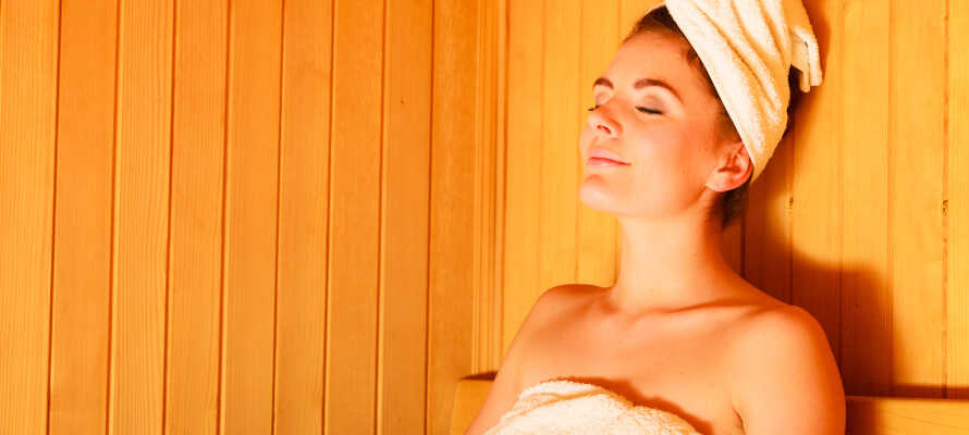 Mellem oplevelserne kan I slappe af i hotellets lækre sauna, hvor opholdet inkluderer én gratis time per overnatning.