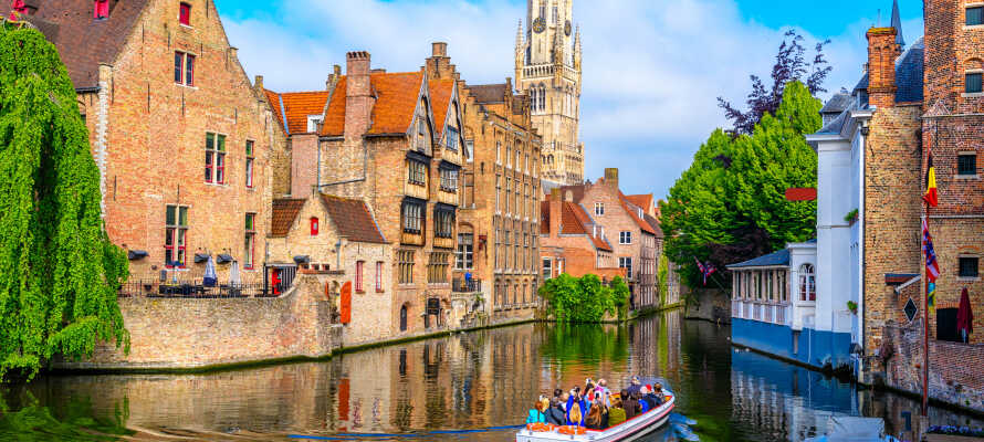 Kør en tur til den smukke hovedby i Vestflandern, Brugge, og udforsk det UNESCO-listede centrum.