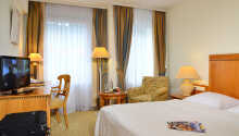 Hotellets værelser tilbyder komfortable og stilfulde rammer under opholdet.