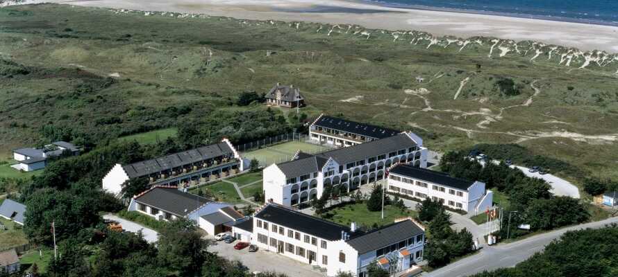 Hotellet ligger i naturskønne omgivelser kun 200 meter fra Vesterhavet og stranden