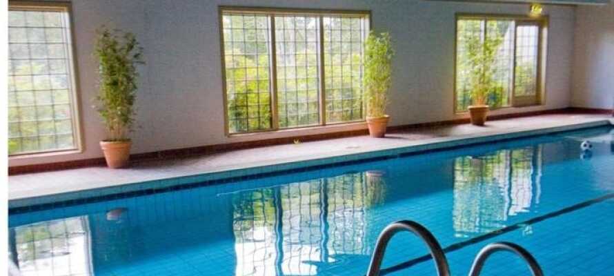 Der er gratis adgang til indendørs pool, sauna og fitnessrum