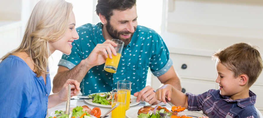 Tilbered jeres egen middag i lejligheden og spis sammen i hjemlige omgivelser