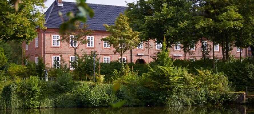 Hotel Pelli Hof Rendsburg ligger i den hyggelige by Rendsburg, der er mest kendt for den gamle jernbanebro.