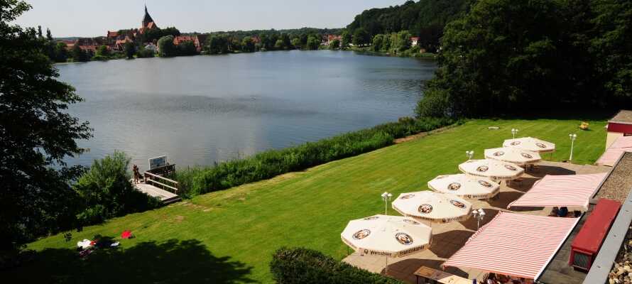 Hotellet har en skøn beliggenhed lige ned til søen Schulsee og med udsigt til byen Mölln på den anden side
