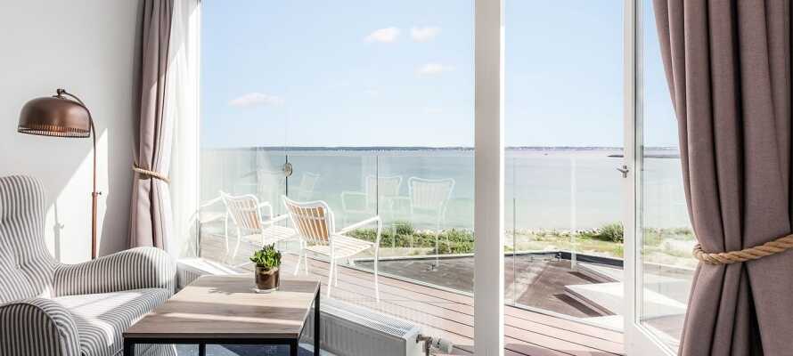 I bor tæt på havet, og mange af hotellets værelser har balkon og en fantastisk havudsigt.