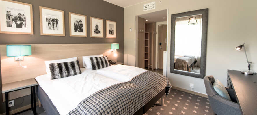 Hotellets moderne værelser er indrettet i flotte farver, og tilbyder elegante rammer med udsigt, enten over skiresortet eller dalen nedenfor.