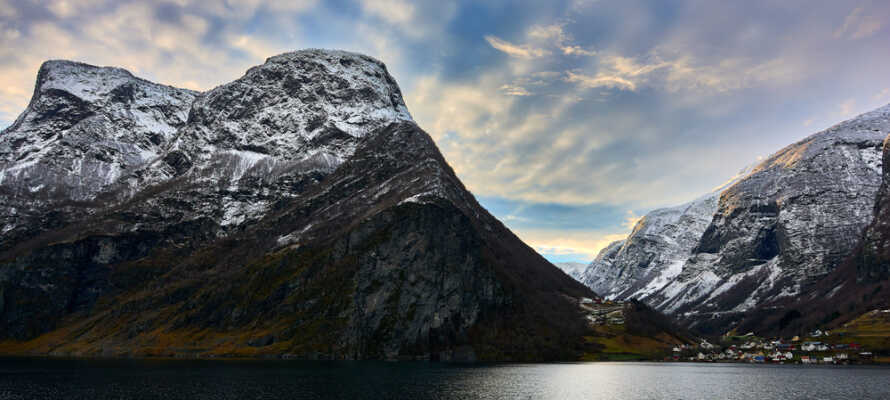 Om vinteren kan I også bare tage på trekkingture og nyde den smukke men barske natur omkring Naeroy Fjord.