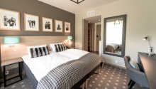 Hotellets moderne værelser har en elegant indretning og tilbyder behagelige rammer for opholdet.